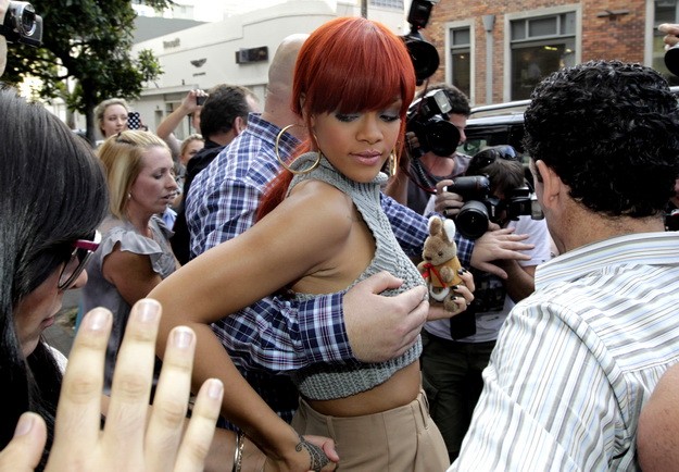 28668_rihanna-breast-d00024A43171394c5ed34