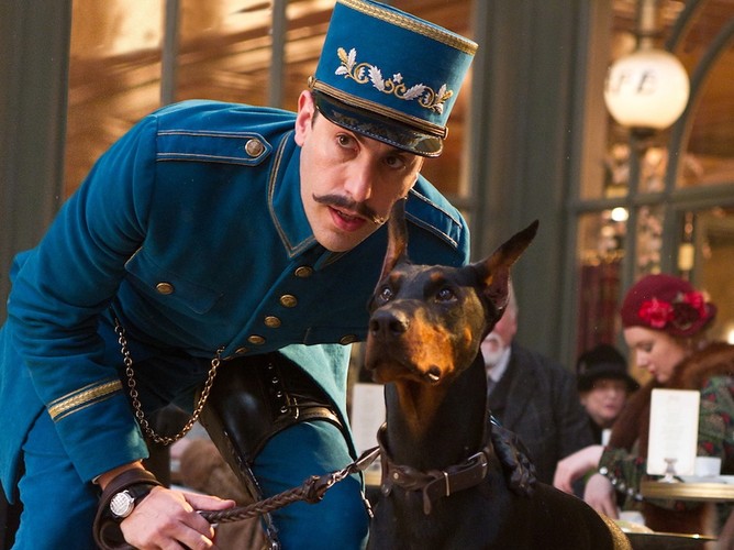 'Nikt nie ginie brutalną śmiercią, ale za rogiem czają się różne mroki, a krwiożerczy doberman niemalże wyskakuje z ekranu' (Manohla Dargis, The New York Times)