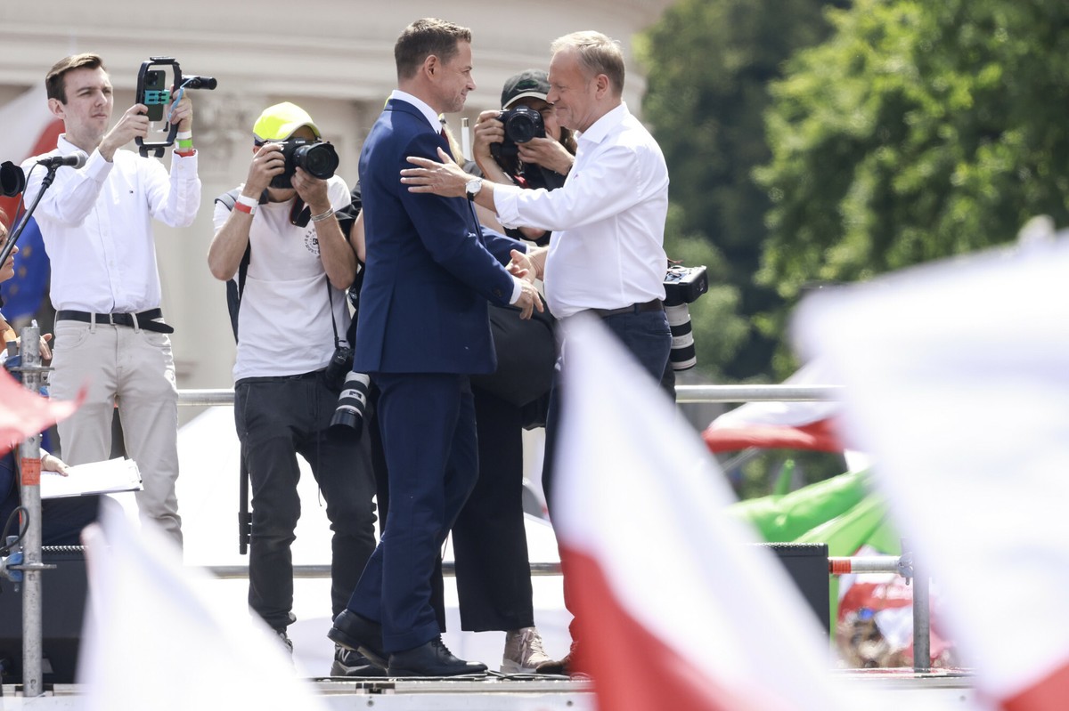 Tusk pomaga czy szkodzi? Polacy podzieleni w ocenie wpływu na kampanię Trzaskowskiego