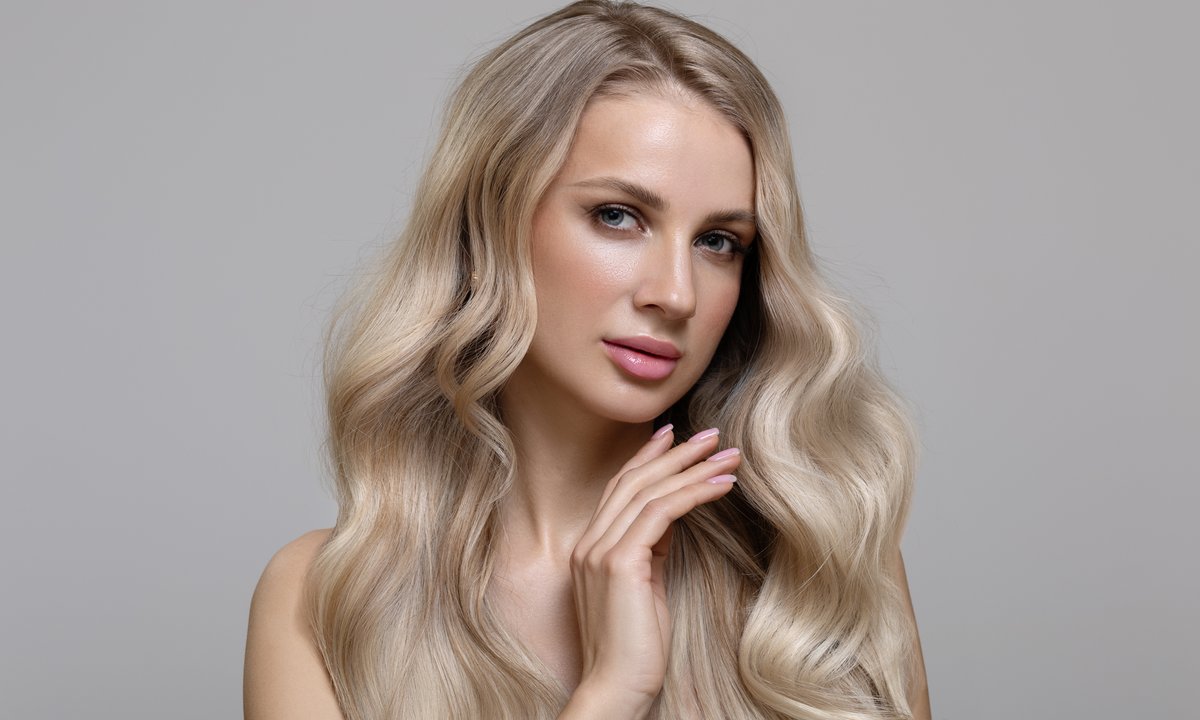 Ten szampon uratuje pożółkłe blond włosy. Platynowa poświata jak świeżo po farbowaniu