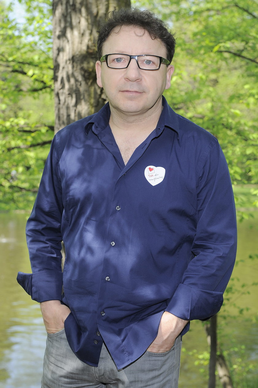 Zbigniew Zamachowski w granatowej koszuli