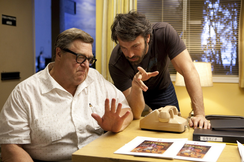 John Goodman i Ben Affleck w filmie "Operacja Argo"