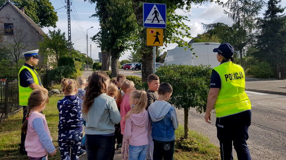 Zajęcia w plenerze z policjantami: Tematem jest bezpieczna droga do szkoły. Fot. Policja