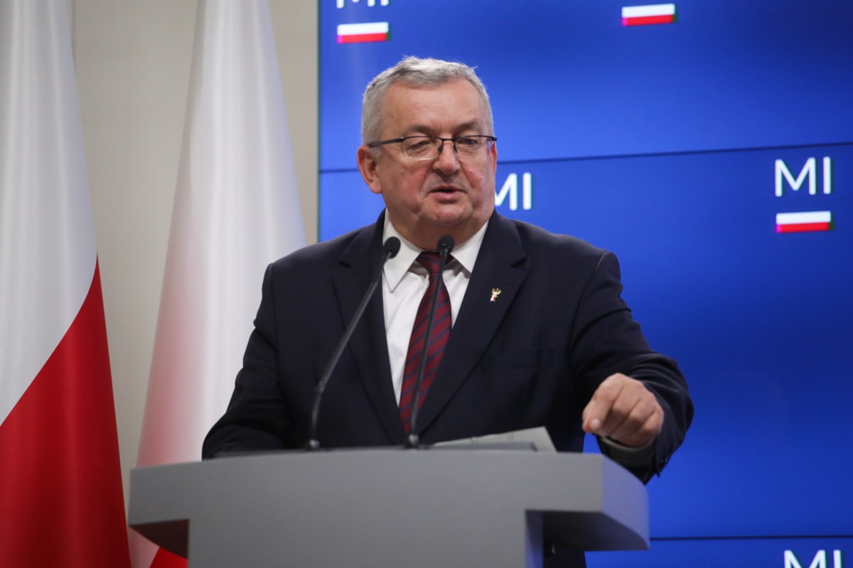 "Dzisiaj dzięki dobremu skomunikowaniu polskich portów, są one najbardziej konkurencyjne na południowym wybrzeżu Bałtyku i to jest niezmiernie ważne" – powiedział w piątek podczas konferencji prasowej Minister Infrastruktury Andrzej Adamczyk.