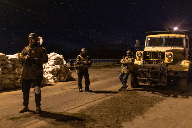 Członkowie Sił Obrony Terytorialnej w punkcie kontrolnym we wschodniej części Kijowa
