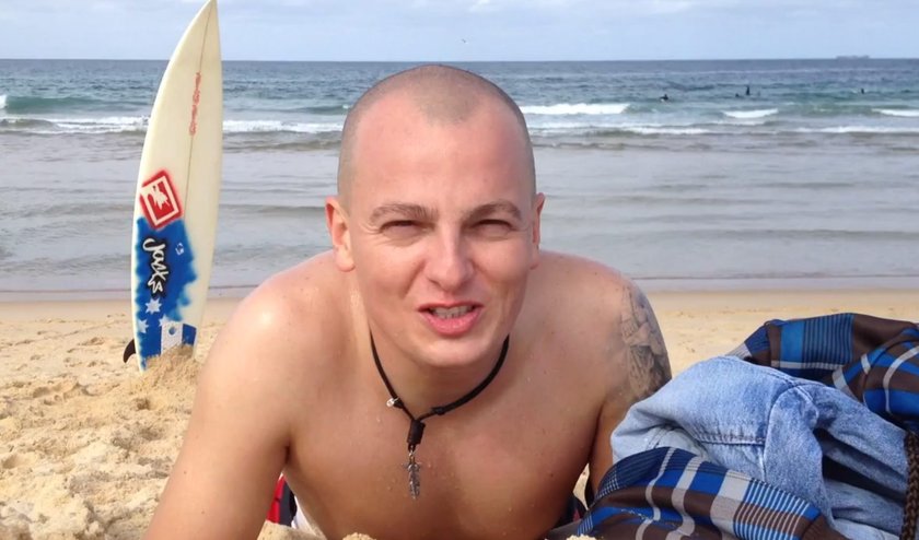 Tomasz Bajer na plaży bez koszulki