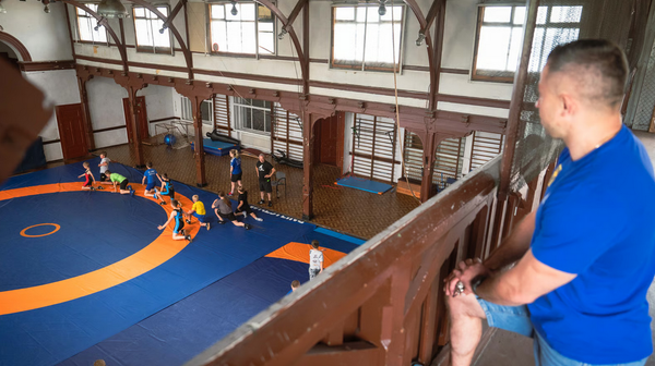Dziś takich hal sportowych już nie budują... Zapaśnicy Lotnika mogą trenować w obiekcie zabytkowym. 