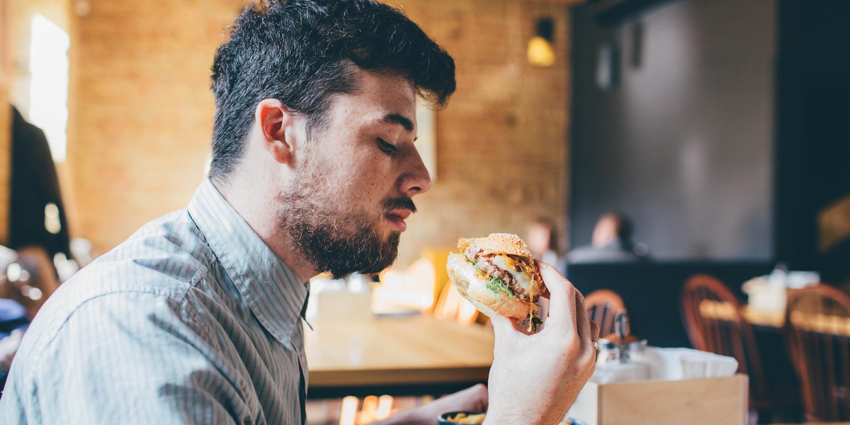 Seret fast-foodów. Nie jedz tam tuż po otwarciu! Możesz się zatruć