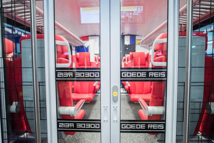 Przewoźnik zadbał o detale. Stadler przyznaje, że na co dzień w Siedlcach przebywali komisarze Kolei Holenderskich. Cel: patrzeć producentowi na ręce podczas kluczowych etapów montażu. Jeszcze w kwietniu powinny rozpocząć się jazdy testowe po holenderskich torach. Kolejnym etapem będą tzw. testy typu, które powinny do końca lipca. Przekazanie ostatnich pojazdów jest zaplanowane na koniec października