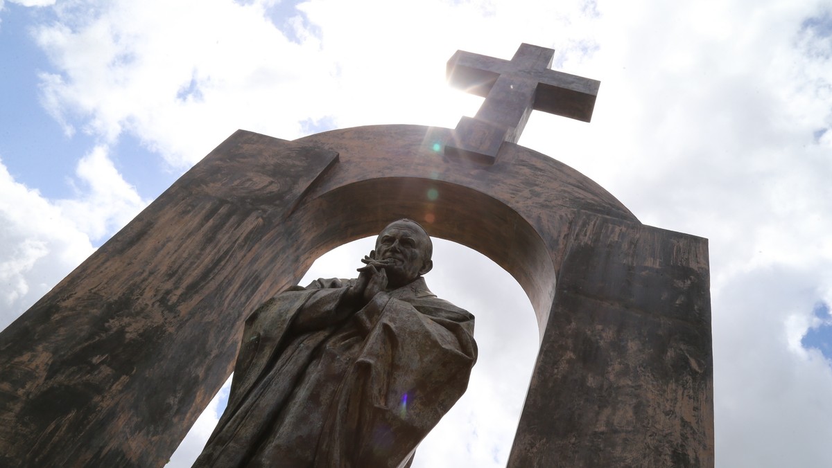 Rzecznik rządu Rafał Bochenek zapowiedział, że w niedługim czasie polskie władze podejmą kolejne rozmowy ze stroną francuską w sprawie pomnika Jana Pawła II, który znajduje się obecnie we francuskiej miejscowości Ploermel.