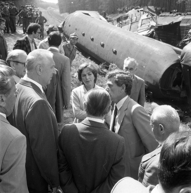 I sekretarz KC PZPR Edward Gierek na miejscu katastrofy,19 sierpnia 1980 r.