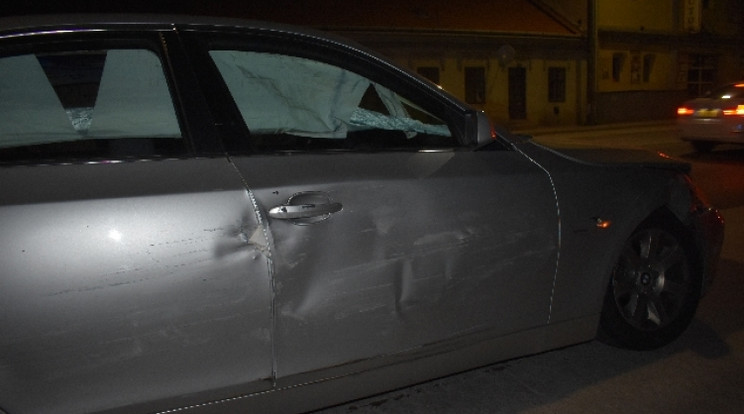 A férfi többször is megpróbálta leszorítani az útról barátnője autóját. /Fotó: Police.hu