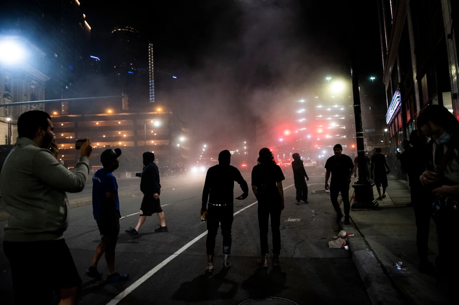 Devetnaestogodišnji mladić ubijen je tokom protesta u Detroitu kada su ispaljeni hici u masu iz džipa. Reč je o mladiću od 19 godina, javlja "Skaj njuz".