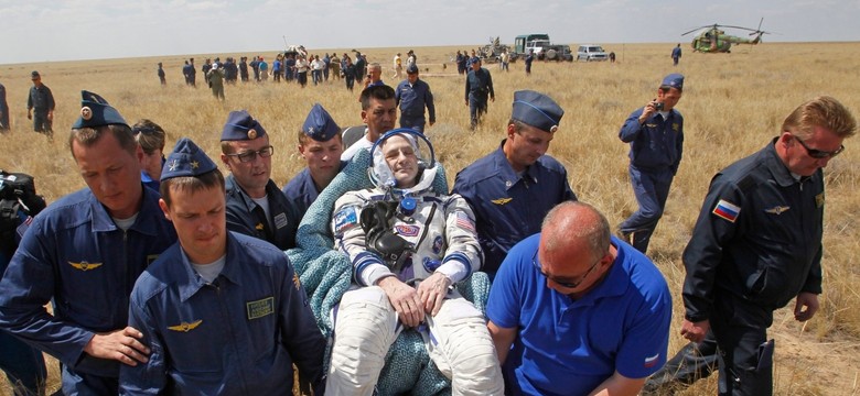 Sojuz wylądował na stepie. Przywiózł trzech astronautów
