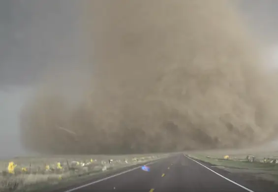 Nagrali tornado z bliska. Baaardzo bliska!