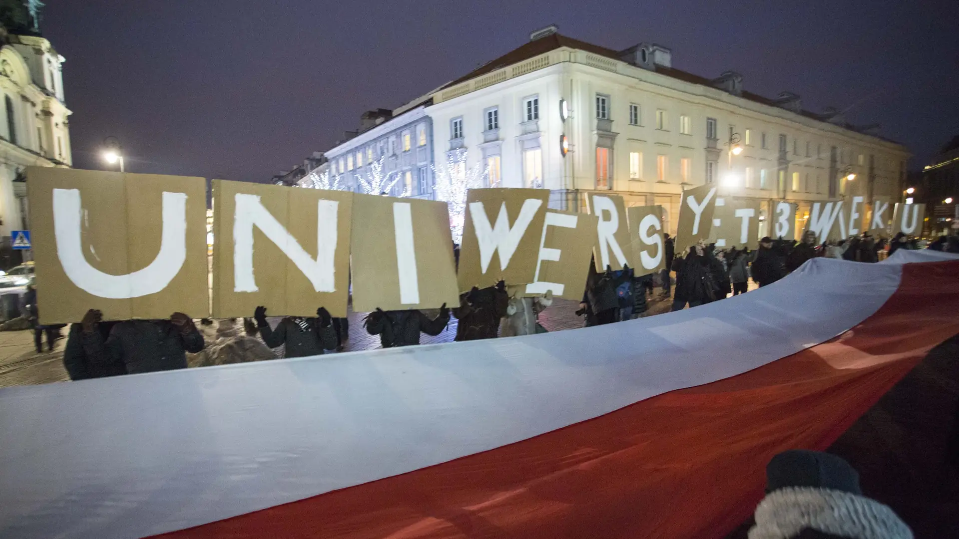 Uniwersytet trzeciego wieku na proteście studentów. Niska frekwencja powodem żartów