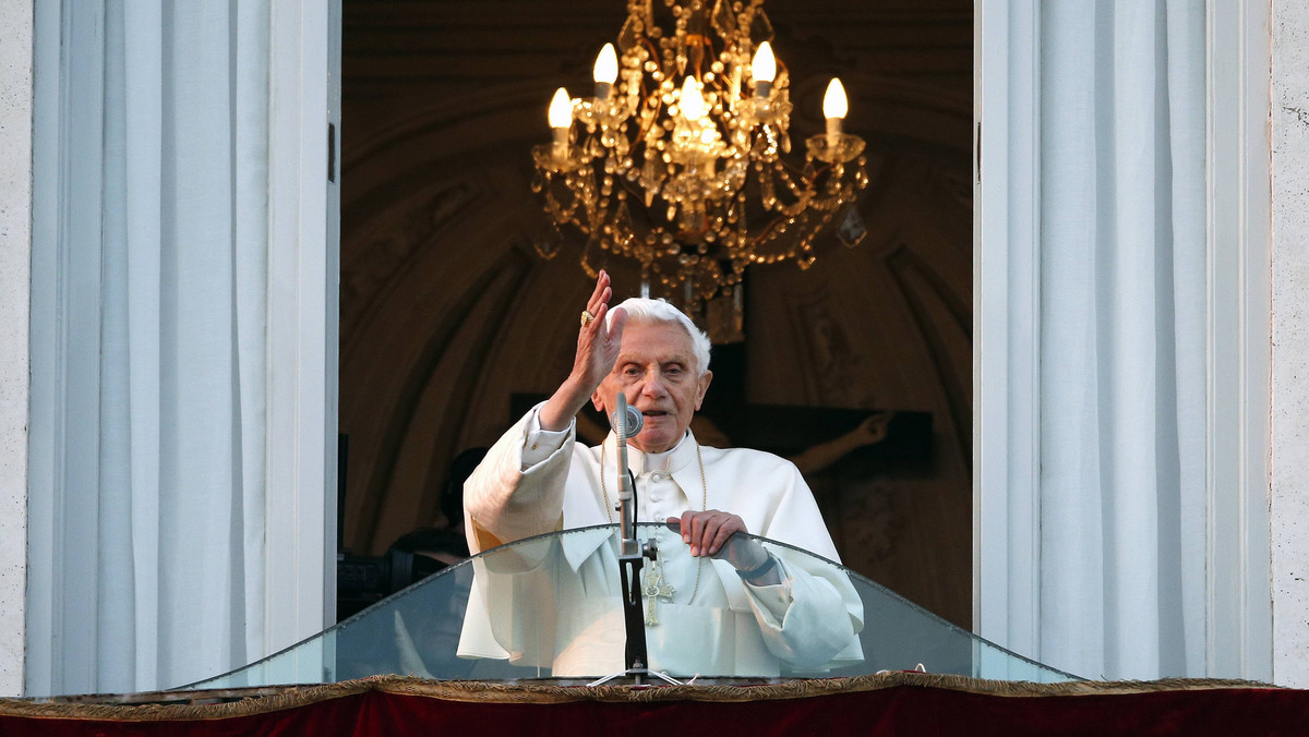 - Odwaga Benedykta XVI, który zrezygnował z urzędu, nie jest mniejsza niż Jana Pawła II, pełniącego posługę mimo choroby i cierpienia - taką opinię przedstawił rzecznik Watykanu ksiądz Federico Lombardi.