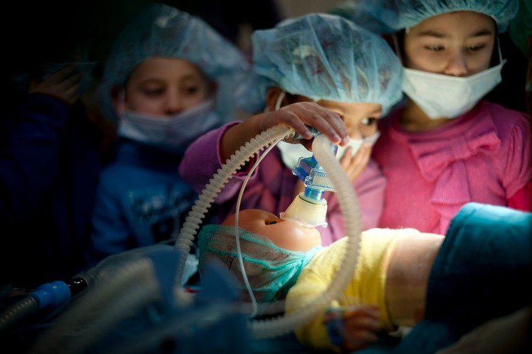 Dzieci operowały lalkę