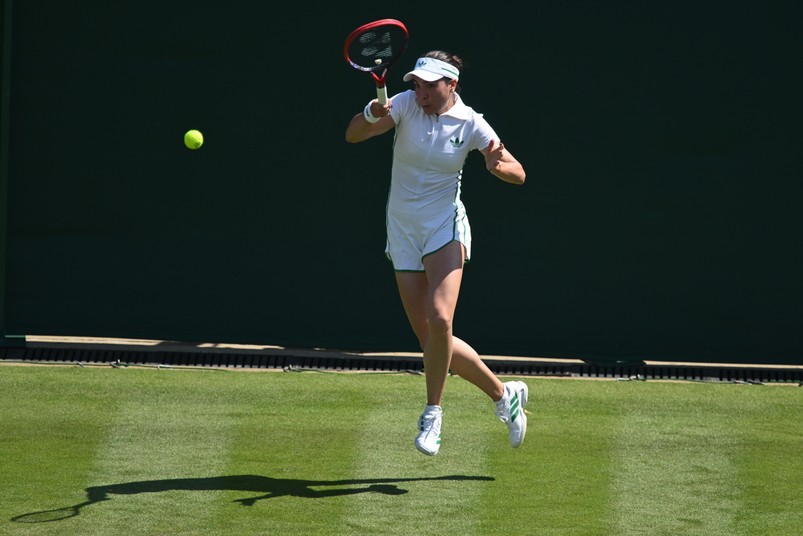 I wtedy weszły one, całe na biało. Najlepsze tenisistki grają na Wimbledonie [FOTO]