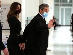 Niby sukienka, niby sweter: Dawno niewidziana Carla Bruni opięła ciało do granic możliwości. FOTO