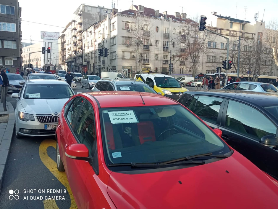 Protest vlasnika splavova ispred zgrade Uprave Grada
