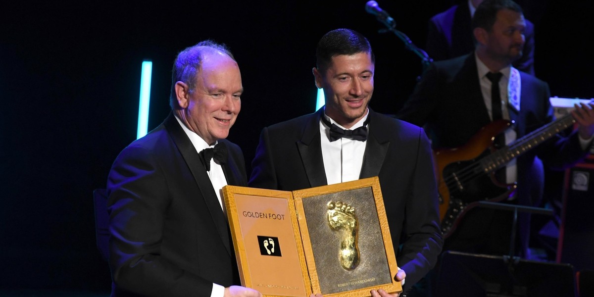 Robert Lewandowski odebrał prestiżową nagrodę Golden Foot 2022. Wielkie brawa dla naszego snajpera. 