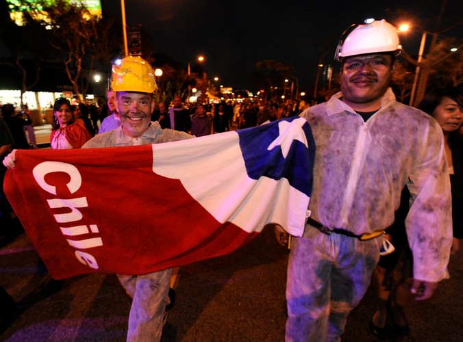 Halloween w Hollywood. Uczestnicy przebrali się m.in. za uwolnionych z pułapki chilijskich górników