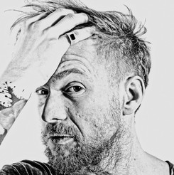 Tomasz Organek o swoim mierzeniu się z piórem: Brakuje nam akceptacji samego siebie