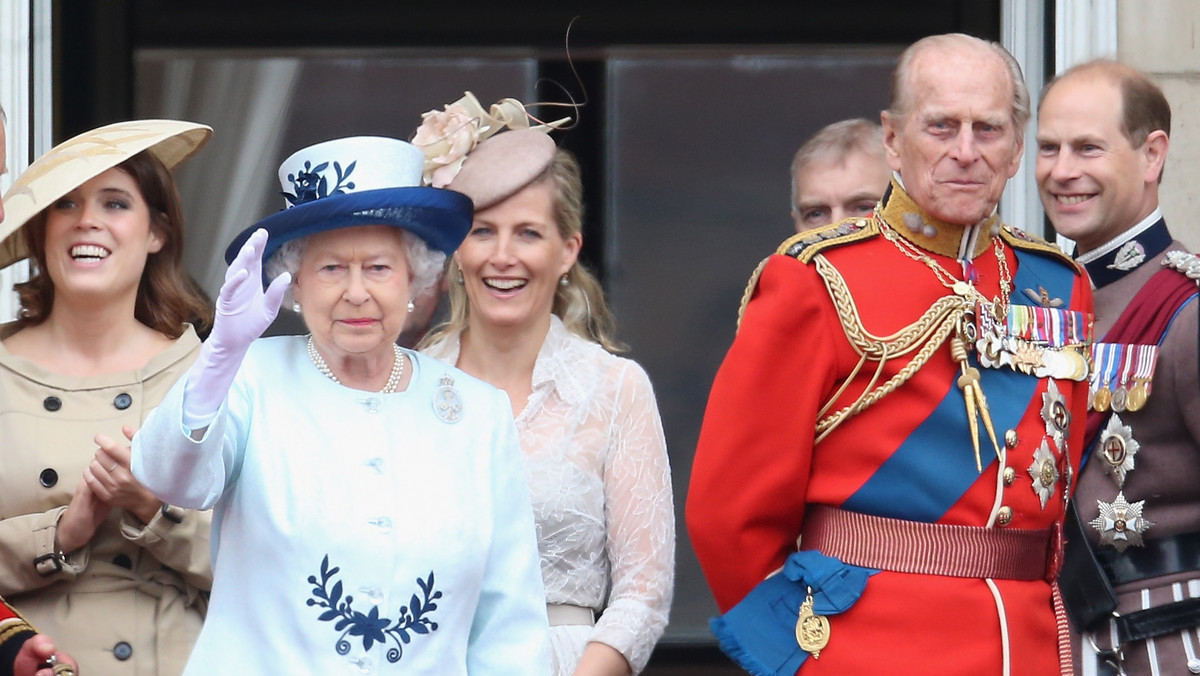 Elżbieta II gości rodzinę po 5 miesiącach izolacji. Dresy i ubłocone buty: tak spędzają urlop  ZDJĘCIA