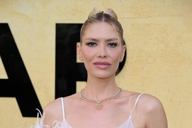 Prošetala crvenim tepihom u GOLOJ HALJINI, na prsima našiveni anđeli, ali NIŠTA NISU SAKRILI, a tek donji deo je VULGARAN DO BOLA: Ove godine se niko nije ni usudio da PREKRŠI PRAVILA osim nje