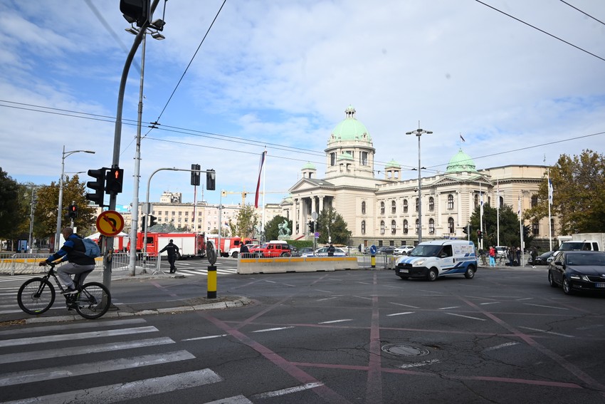 Ugašen požar ispred Skupštine