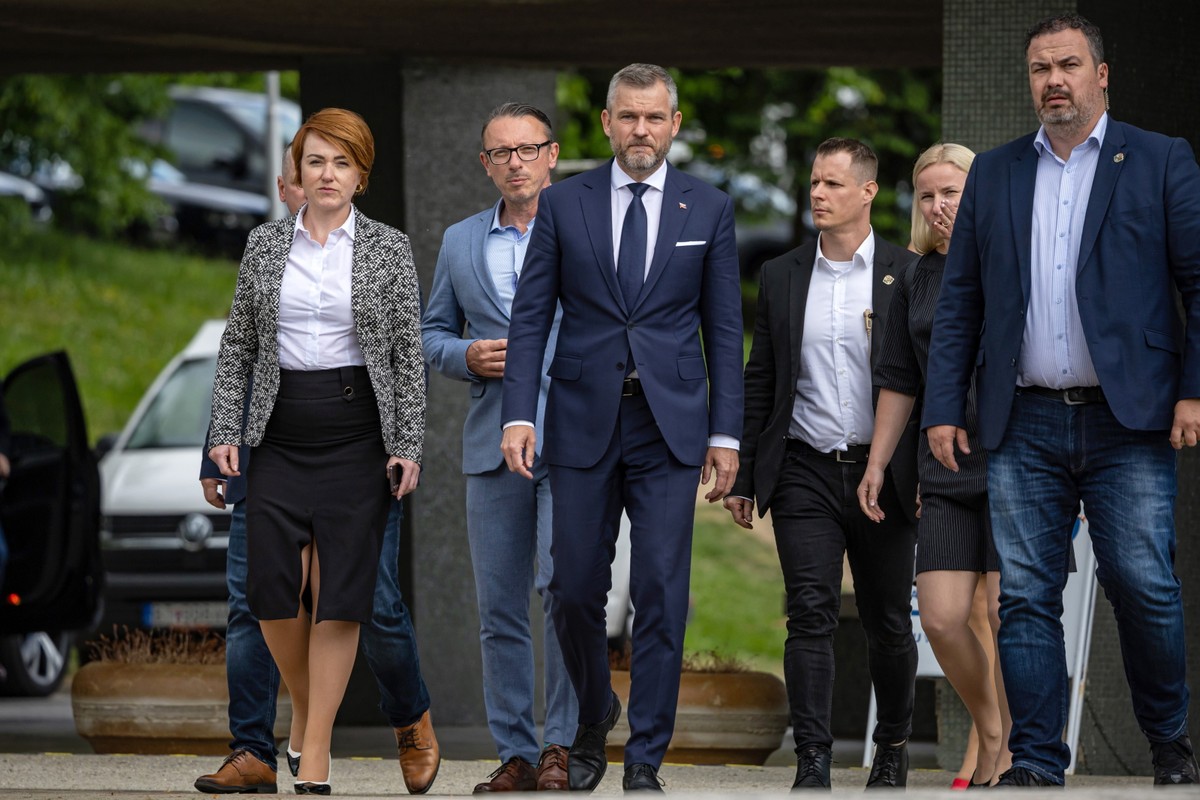 Prezydent-elekt Słowacji Peter Pellegrini przed szpitalem uniwersyteckim im. F. D. Roosevelta, gdzie leczy się słowacki premier Robert Fico