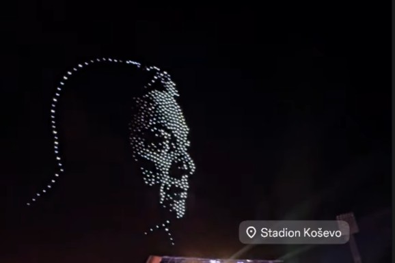 (VIDEO) NAKON SKANDALA NA KONCERTU DINA MERLINA PUBLIKA LILA SUZE Dronovi na nebu napravili lik Halida Bešlića tokom pesme "Godino vrela"