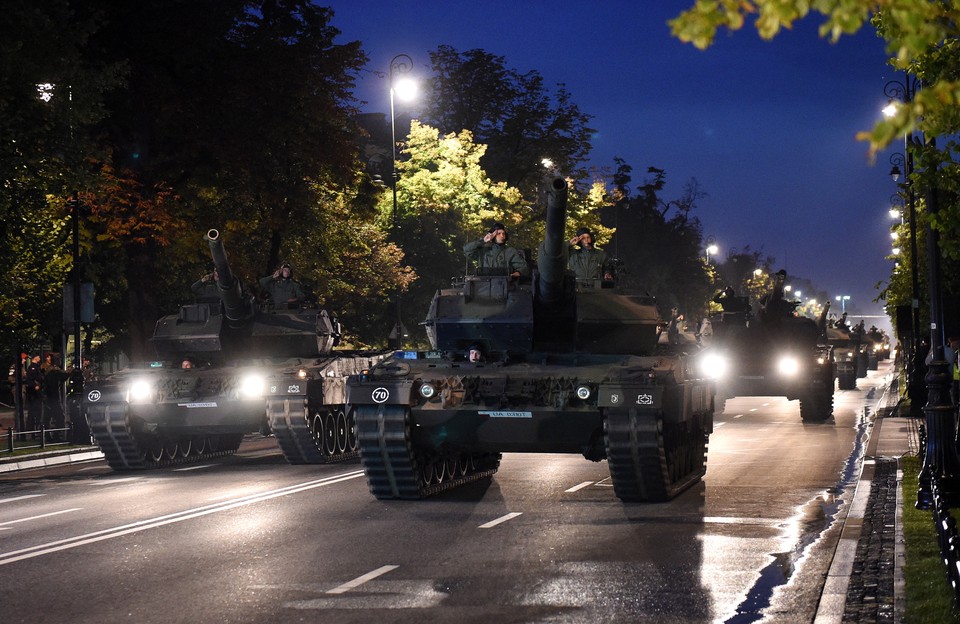 WARSZAWA PRÓBA GENERALNA PRZED DEFILADĄ  (Nocna próba generalna)