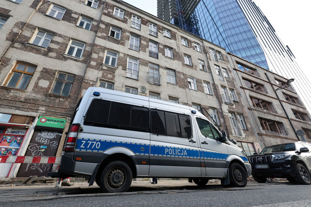 Policjanci pod nadzorem prokuratury wyjaśniają okoliczności zbrodni, do których doszło na warszawskiej Woli. W śledztwie zatrzymano siedem osób, z których sześć usłyszało zarzuty
