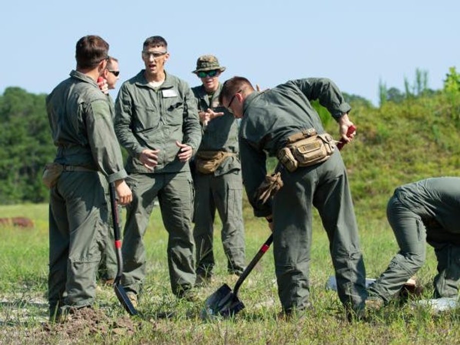 Główny chorąży Korpusu 5. Piechoty Morskiej Michael Gaydeski omawia z saperami standardowe procedury operacyjne. 