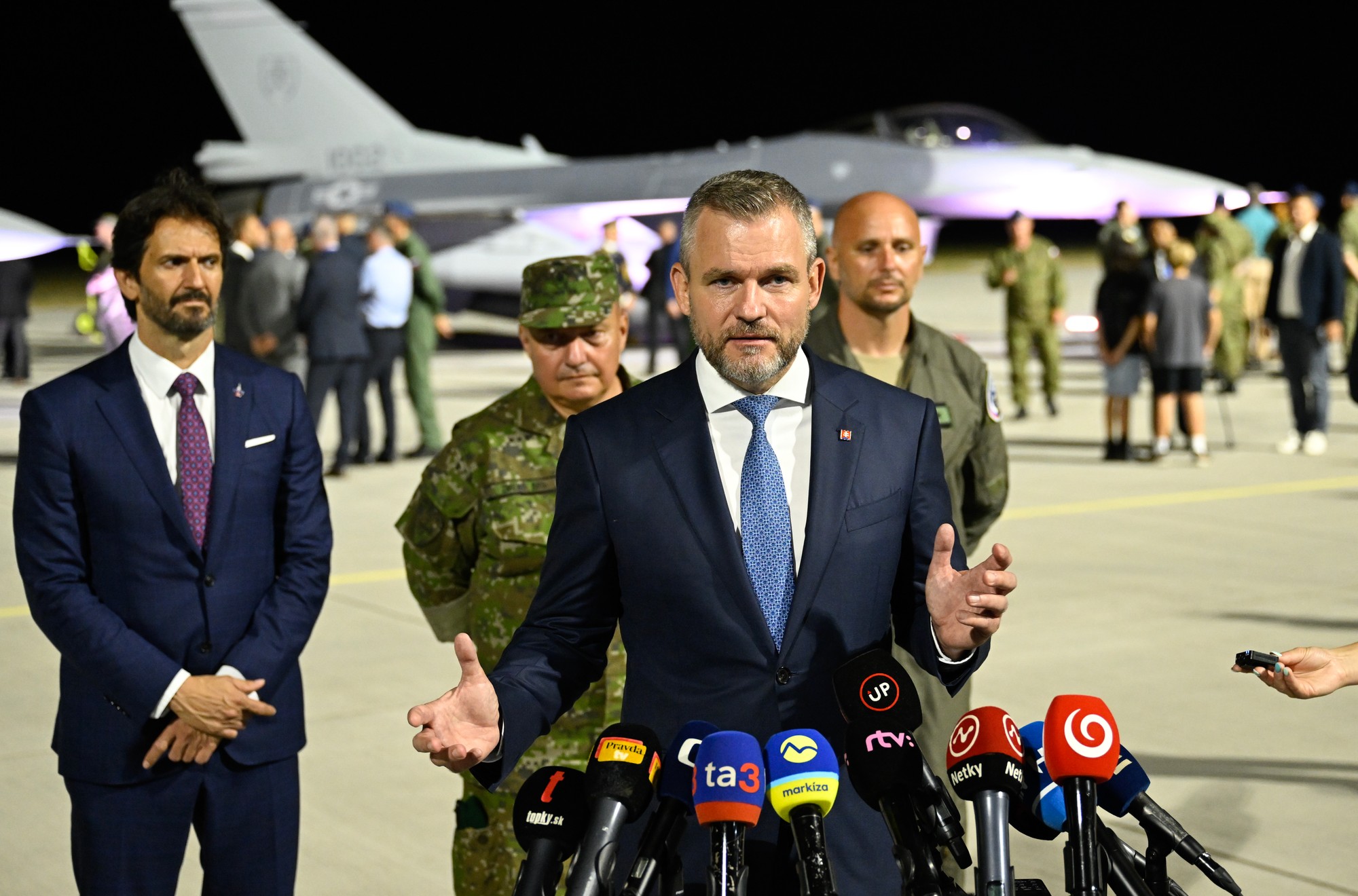 Hlavný veliteľ Ozbrojených síl SR a prezident SR Peter Pellegrini (druhý sprava), vicepremiér a minister obrany SR Robert Kaliňák (SMER-SD, vľavo), náčelník Generálneho štábu Ozbrojených síl SR Daniel Zmeko (druhý zľava) a slovenský pilot pplk. Peter Gregor (vpravo) počas brífingu po pristátí prvých dvoch slovenských stíhačok F-16 na vojenskom letisku v Kuchyni.
