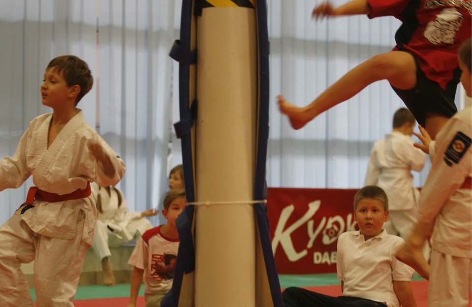 Dzieci ćwiczą na Zimowej Akademii Karate