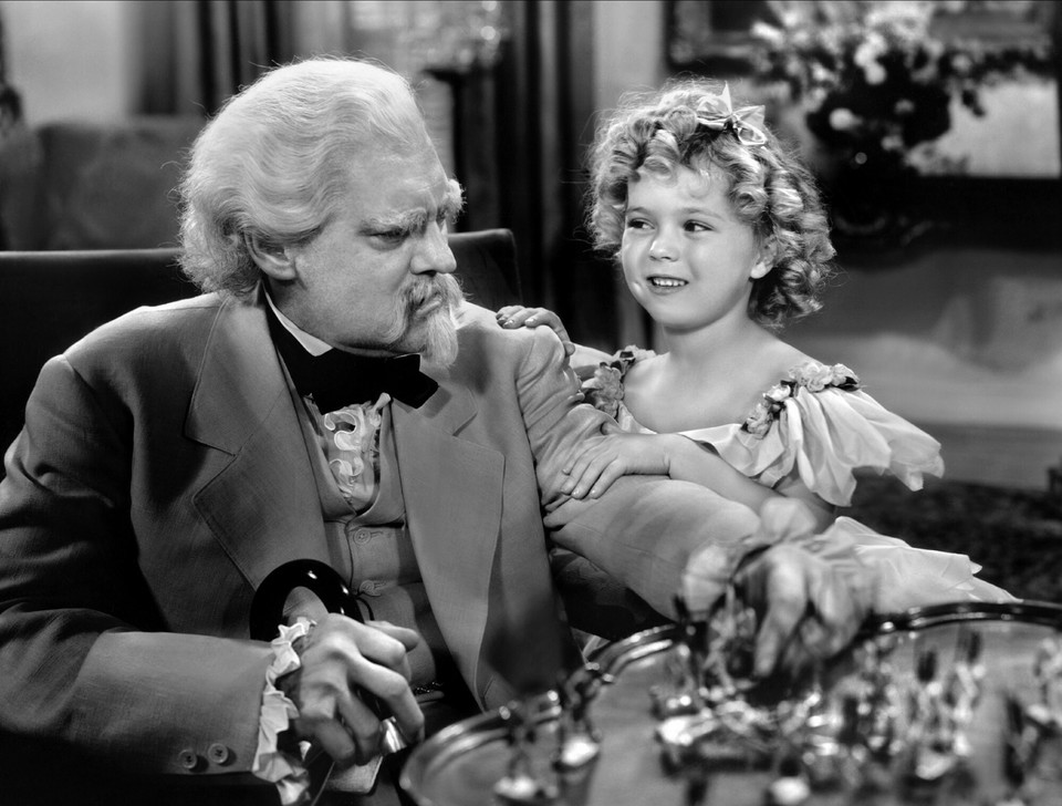 Shirley Temple i Lionel Barrymore w filmie "Mały pułkownik" (1935)