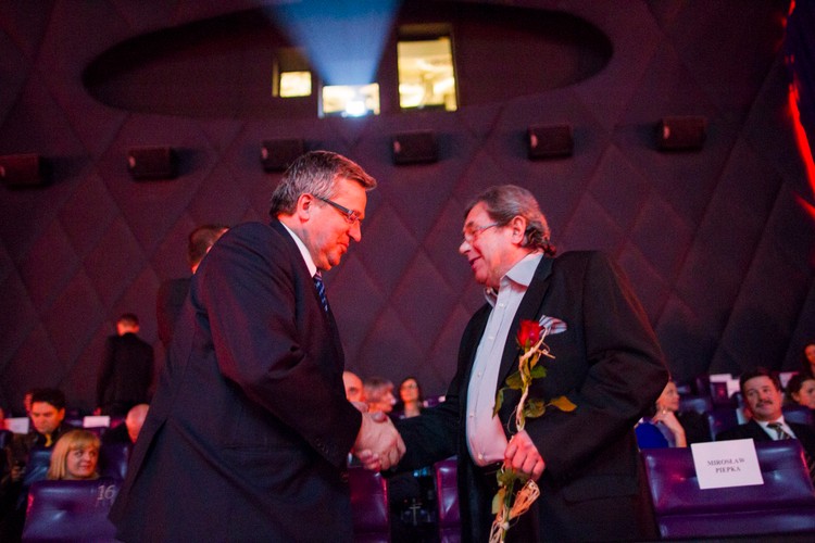 Bronisław Komorowski i Janusz Gajos na premierze filmu 'Układ zamknięty'