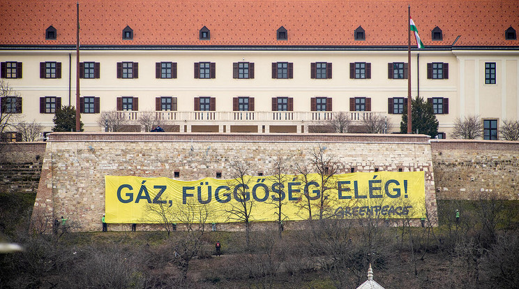 Orbán erkélyénél üzent a Greenpeace a kormánynak /Fotó: Dörgő Zsuzsi / Greenpeace