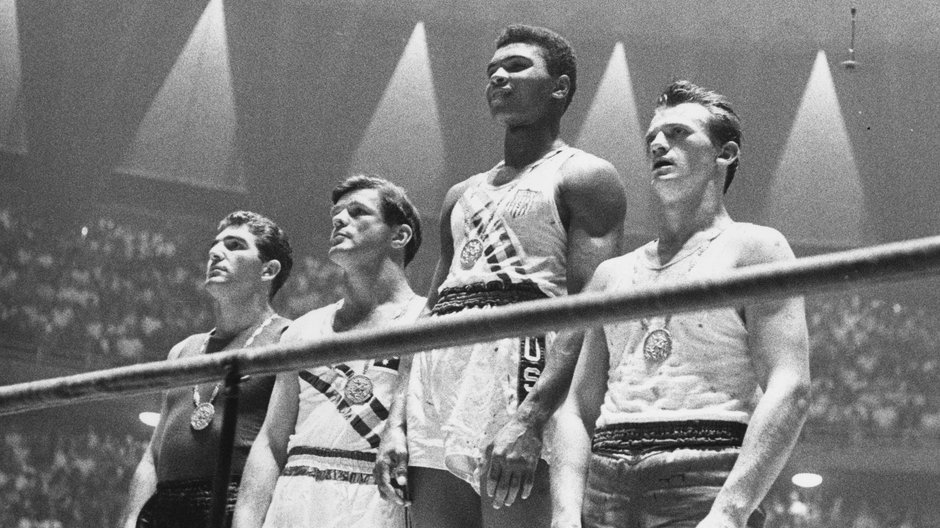 Zbigniew Pietrzykowski (z prawej) na olimpijskim podium w Rzymie