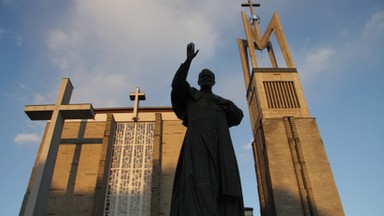 Kolejny pomnik Jana Pawła II oblany czerwoną farbą. Tym razem w Stalowej Woli