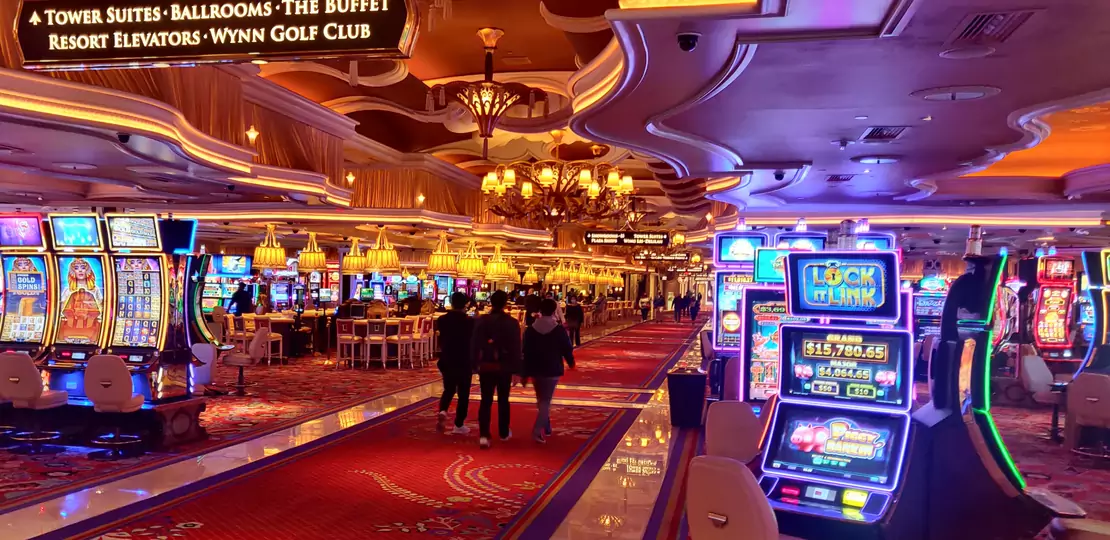 Jak działają maszyny hazardowe? Ile kosztują i czy są legalne. Jak grać, żeby wygrać? Wyjaśniamy