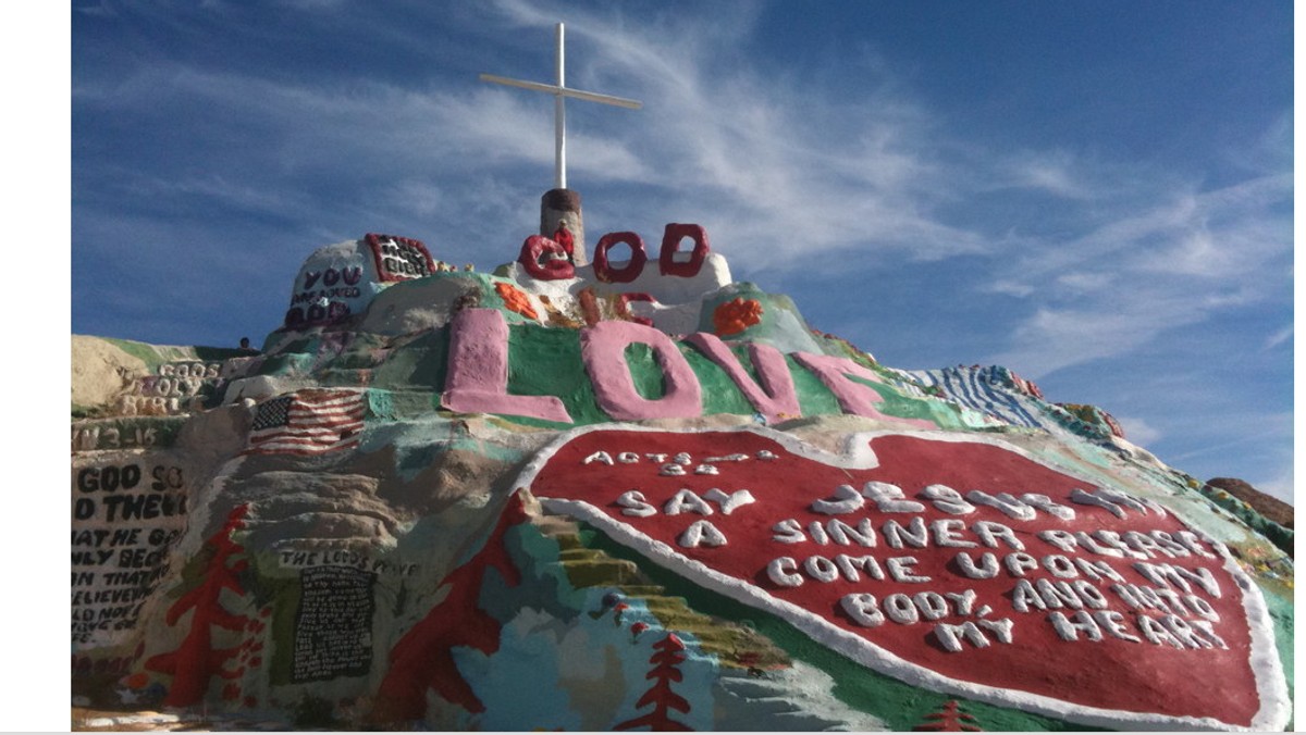 O górze Salvation w Kaliforni mówi się, że jest bramą do innego świata. To dzieło sztuki "outsidera" przy wejściu do Slab City, czyli słynnego squatu. Droga do budzącego wrażenie obszaru jest oznaczona ręcznie malowanymi znakami.