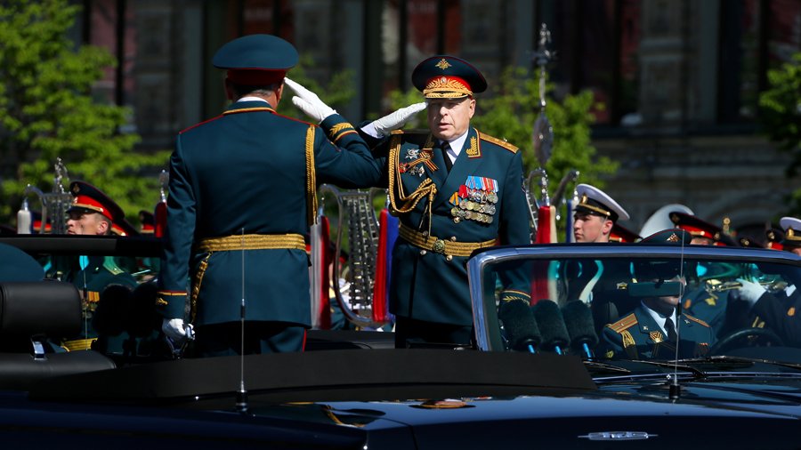 Gen. Оleg Saljukow, dowódca sił lądowych Rosji (przodem do kamery) zdaje raport ministrowi obrony Siergiejowi Szojgu podczas parady zwycięstwa w Moskwie, 9 maja 2016 r.