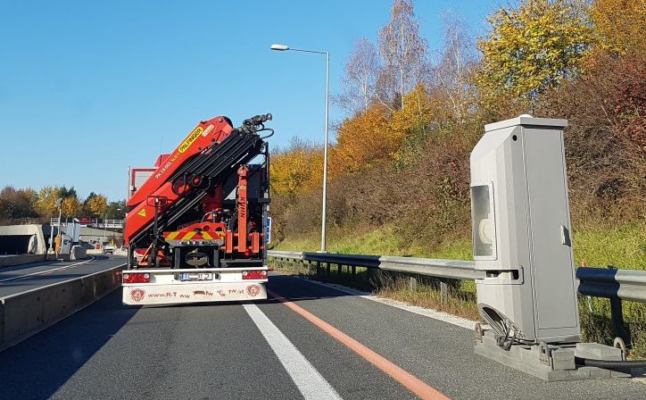 Mobilne urządzenia do odcinkowego pomiaru prędkości ustawione na remontowanej autostradzie A2 w Austrii