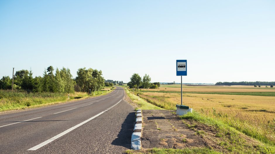 Często nauczycielka czeka dwie godz. na przystanku (zdj. ilustracyjne)