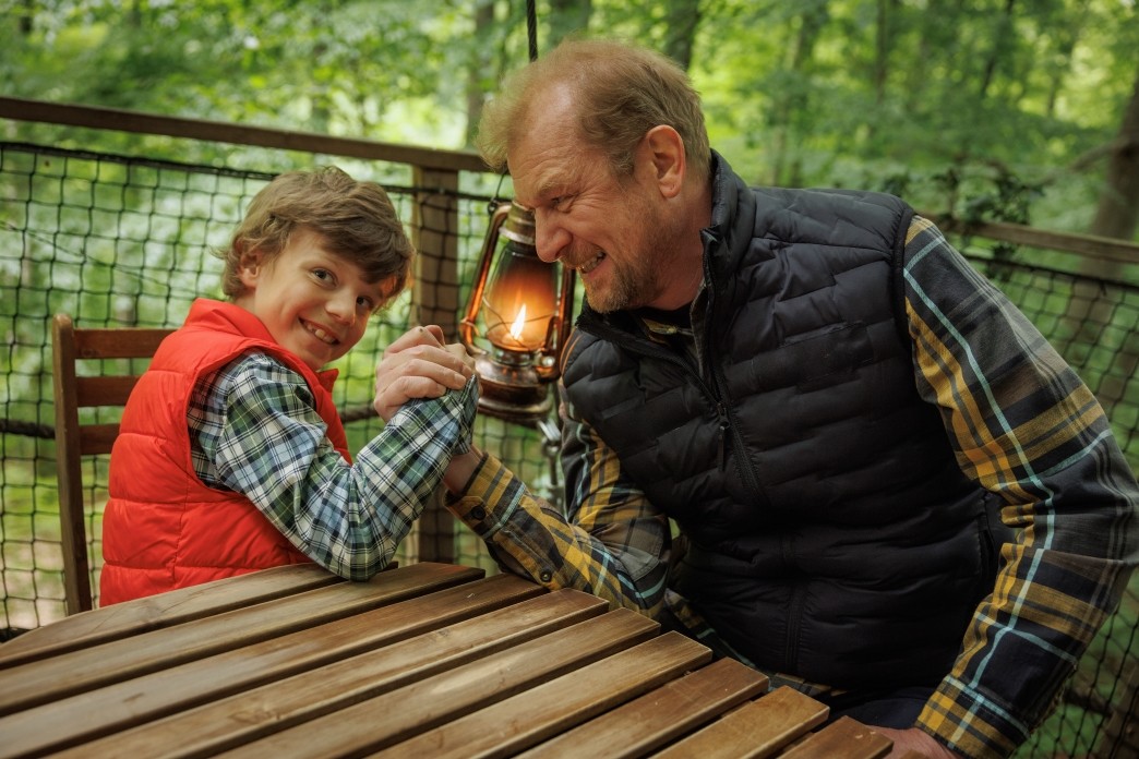 Šviháci - Martin Pechlát ako Dan s Emanuelom Bugalom ako malým Leom