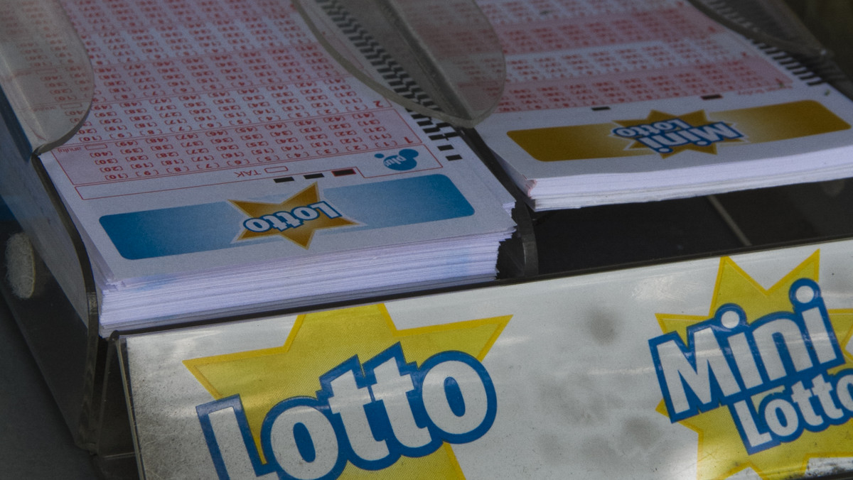 Znowu fart w stolicy. Gracz, który kupił trzy zakłady Lotto na "chybił trafił" w kolekturze na Ochocie, dostanie okrągły milion złotych. To już druga wysoka wygrana w lipcu w Warszawie.